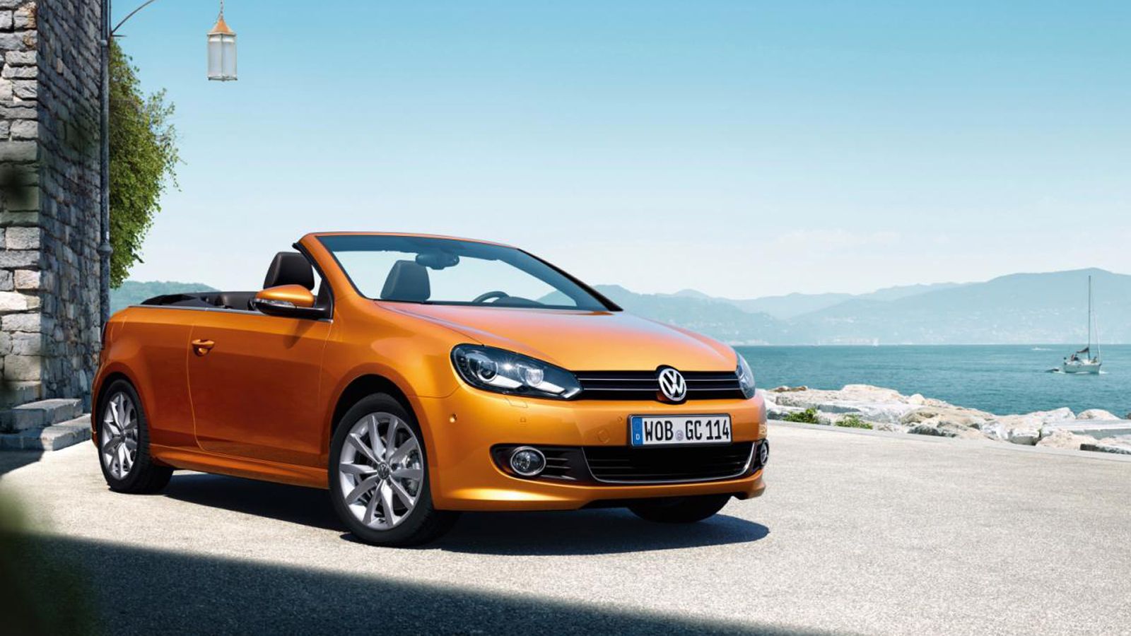 Στο εξωτερικό μέρος του Golf Cabriolet υπάρχουν μικρές αλλαγές, με επανασχεδιασμένους προφυλακτήρες εμπρός και πίσω, νέα πλαϊνά μαρσπιέ και 6 νέα χρώμ